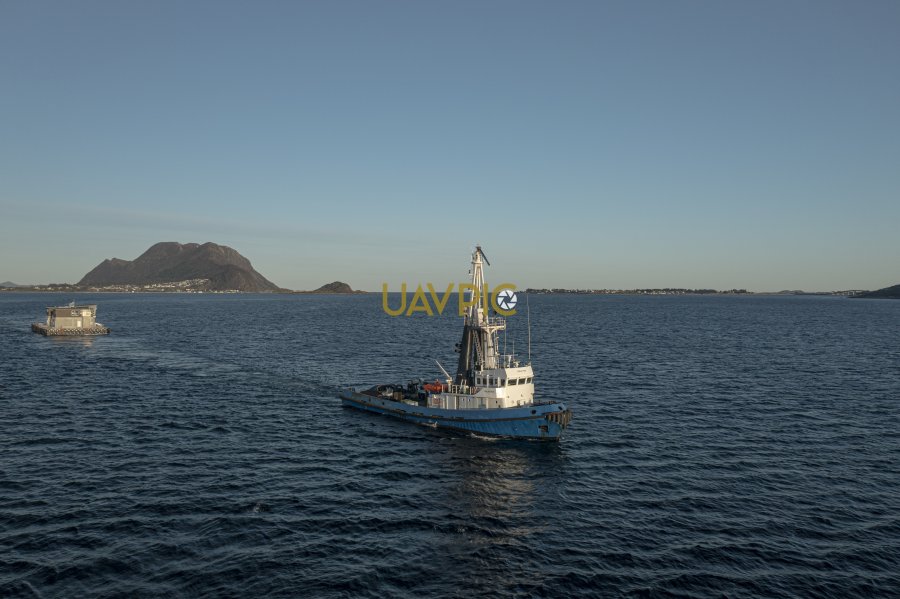 Polar Rex towing Farmbase 700 69.jpg - Uavpic