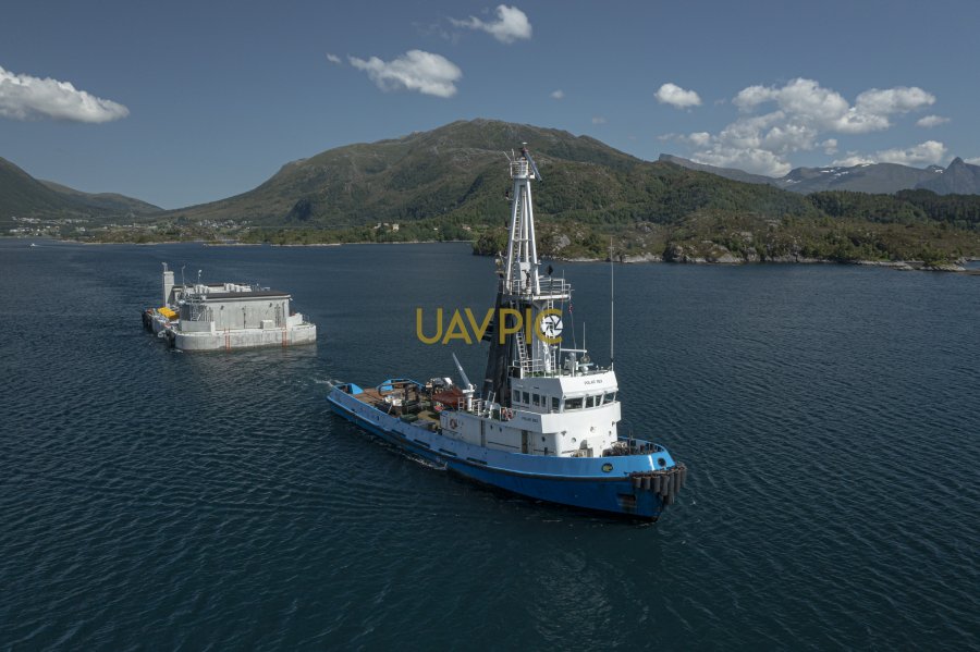 Polar Rex towing Farmbase 650 405.jpg - Uavpic