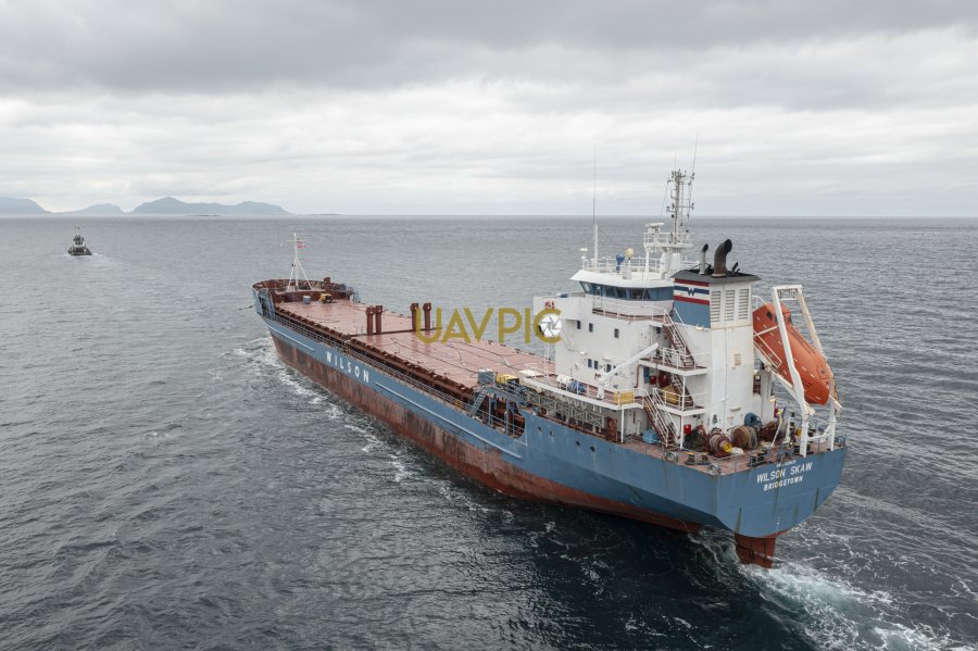 Wilson Skaw towed by Sea Vanquish 625.jpg - Uavpic