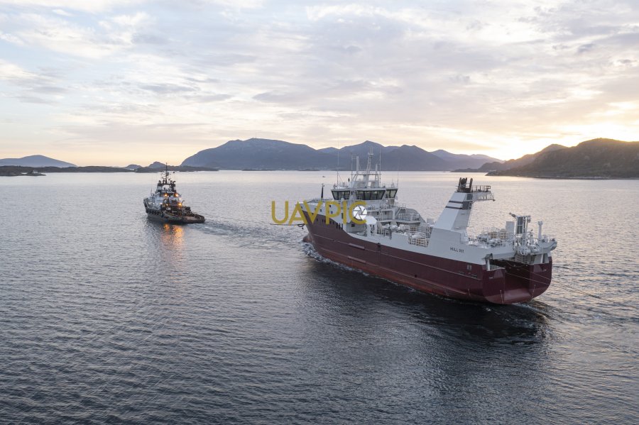 Berlin towed by Pegasus 307.jpg - Uavpic