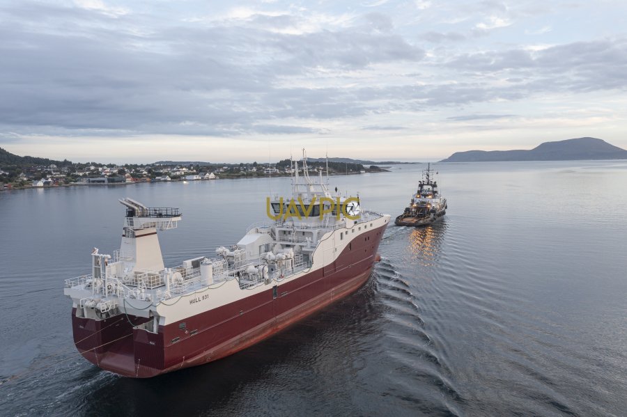 Berlin towed by Pegasus 329.jpg - Uavpic